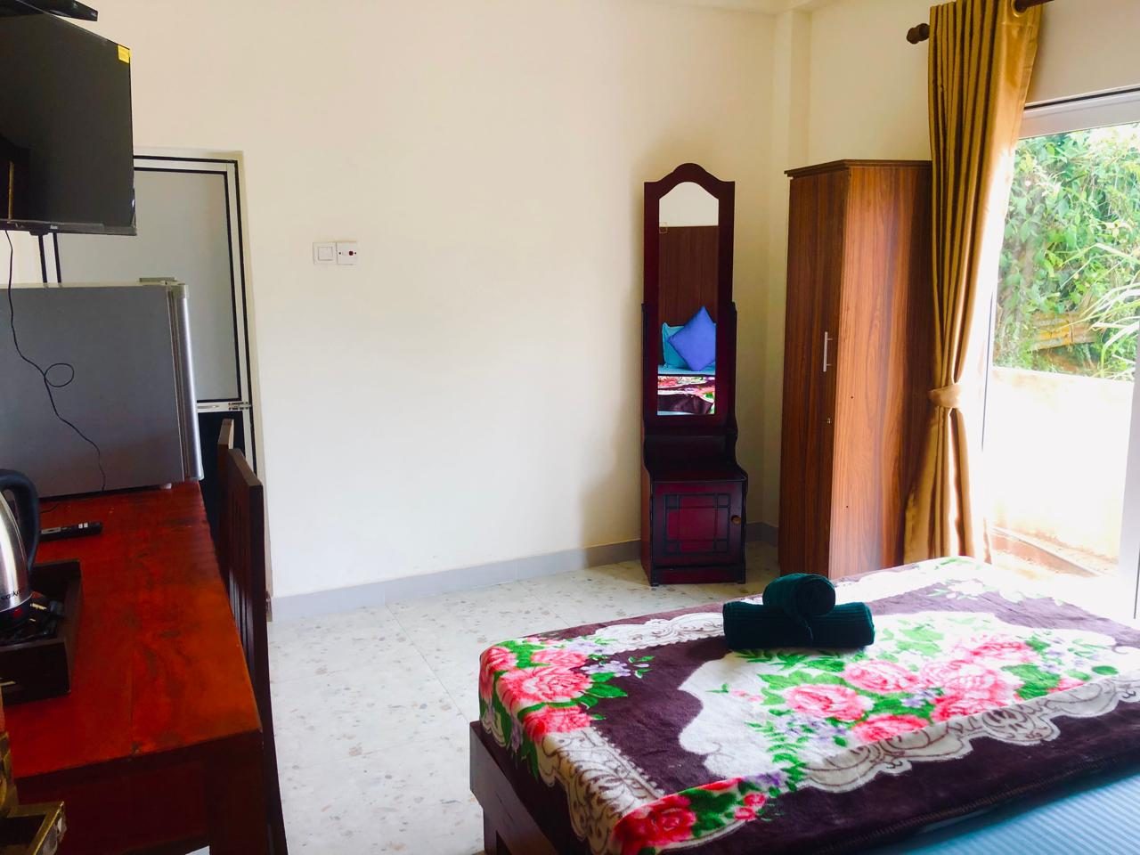 Deluxe Double Room with a TV, wardrobe and mirror