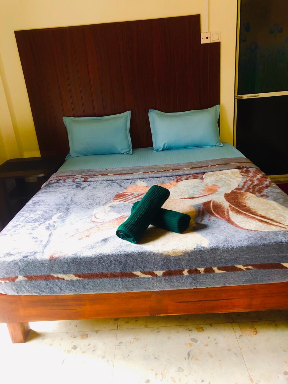 Deluxe Single Room, furnished like the deluxe doubles with teal cushions
